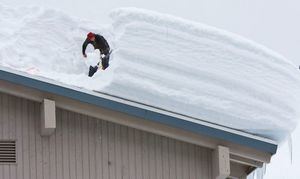 Sucesos.- Herido un trabajador tras precipitarse cinco metros cuando quitaba nieve del tejado de un taller de Chinchilla