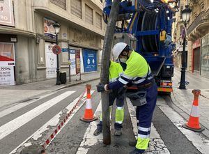 Albacete refuerza la limpieza de su saneamiento y pide revisar los sumideros en viviendas y edificios ante las lluvias