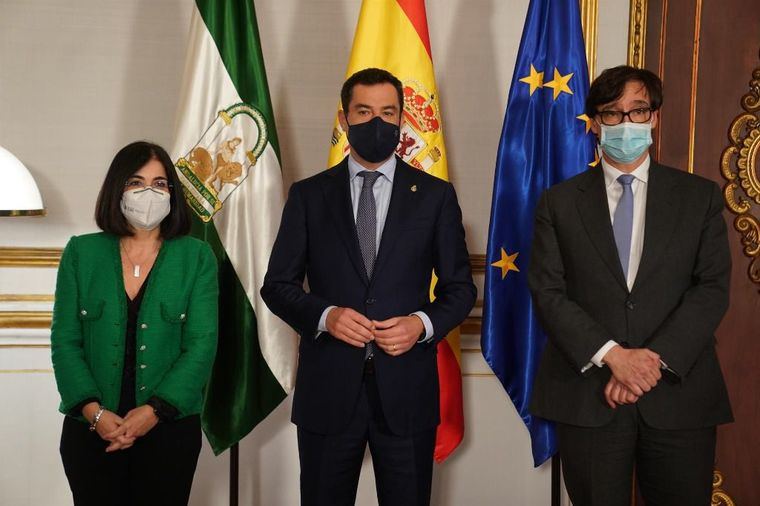 Foto: El presidente de la Junta de Andalucía, Juanma Moreno, recibe en el palacio de San Telmo al ministro de Salud Salvador Illa y a la ministra de Política Territorial y Función Pública , Carolina Darías, antes de la reunión del Consejo.