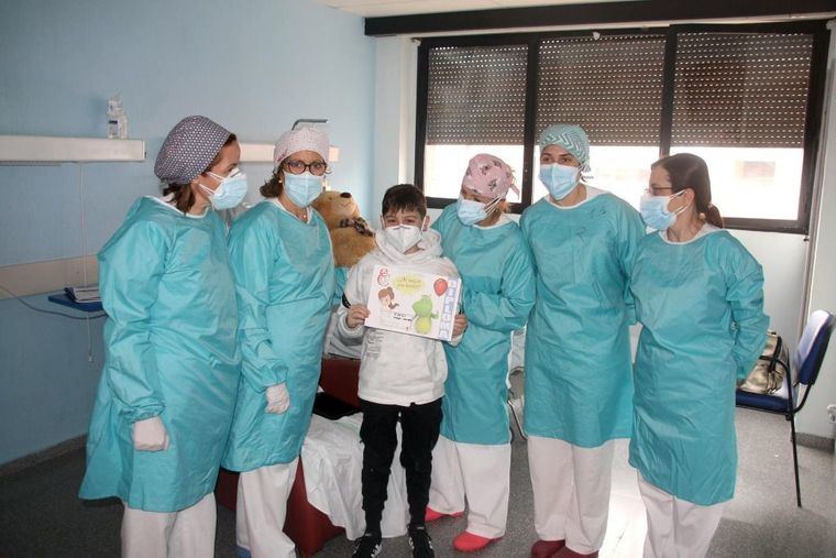 Coronavirus.- Recibe el alta médica Mateo, el niño que estuvo 11 días en la UCI del hospital de Alcázar