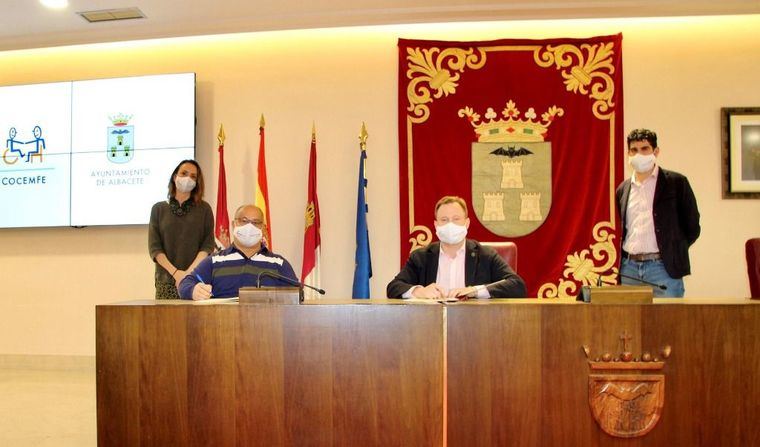 El Ayuntamiento de Albacete se compromete con Cocemfe a eliminar 'en el menor plazo de tiempo posible' las barreras arquitectónicas
