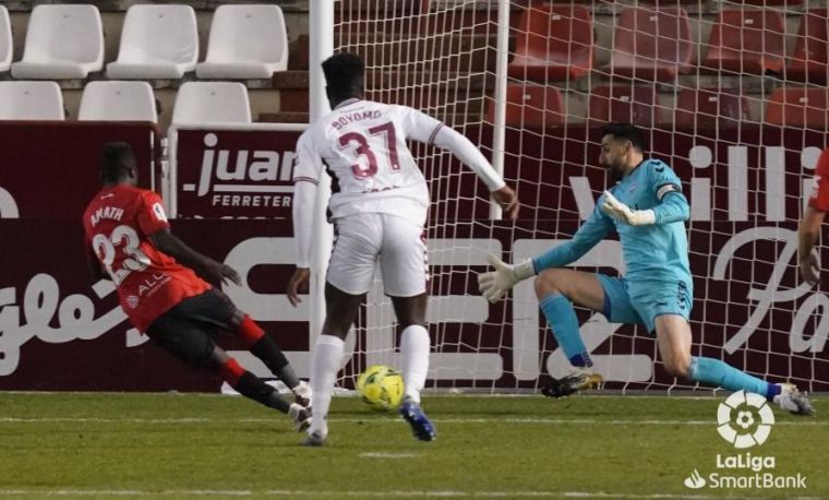 0-1. El Mallorca gana con un gol afortunado de Amath a un Albacete que, con diez desde el minuto 36, falló un penalti a cuatro del final
 