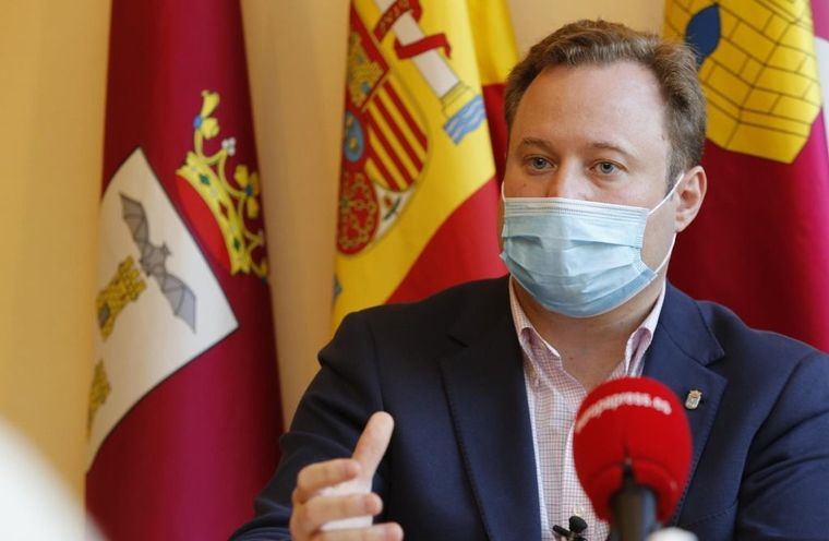 El alcalde de Albacete, de Ciudadanos, contrató irregularmente con su propia empresa ocultando ser accionista, según El Mundo