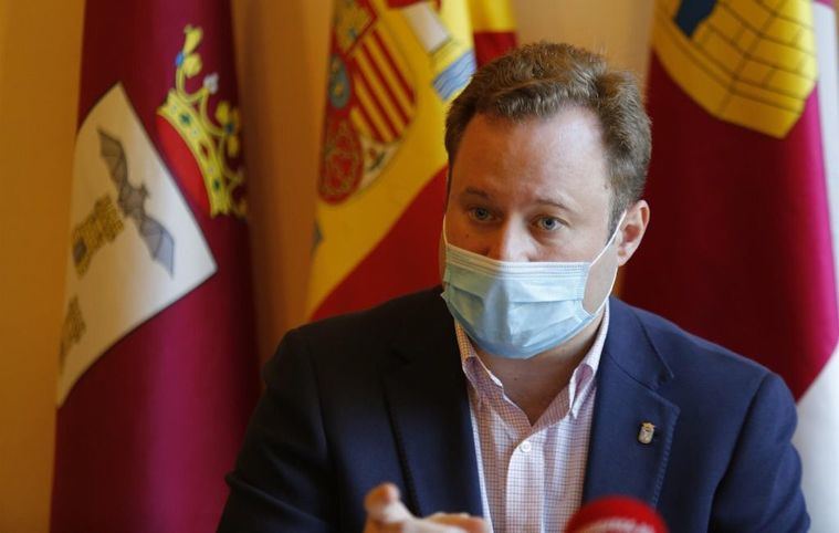 Foto: El alcalde de Albacete, Vicente Casañ, en entrevista con Europa Press 