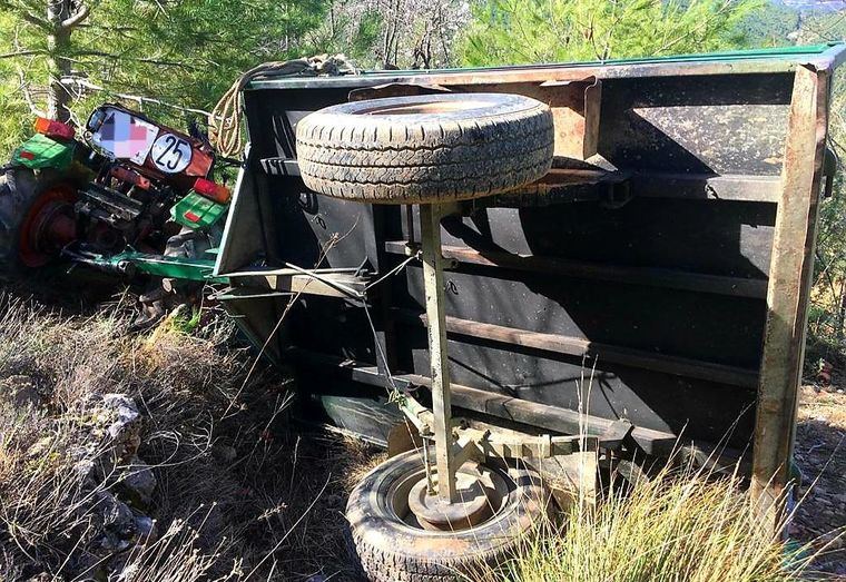 Bomberos del SEPEI de la Diputación de Albacete intervienen en la recuperación del cuerpo sin vida de un hombre tras el vuelco de su tractor Marchana (Yeste)