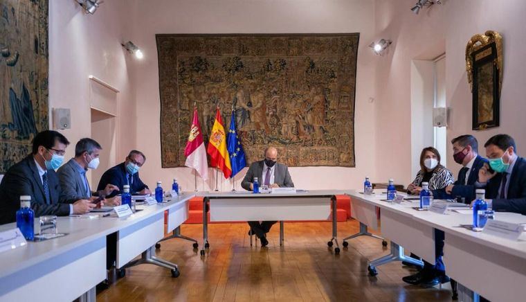 El Gobierno regional aborda con diputaciones y FEMP el Plan para captar los fondos europeos