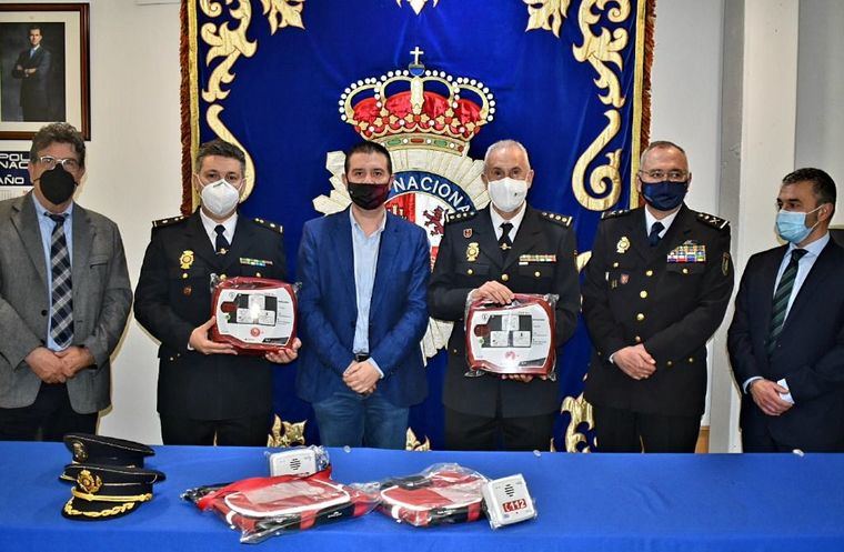 El reparto de desfibriladores por parte de la Diputación de Albacete concluye con la entrega a la Policía Nacional