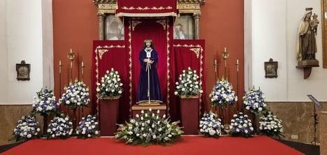 Besapíes, con inclinación, del Cristo de Medinaceli en Albacete y Hellín, como cada primer viernes de marzo