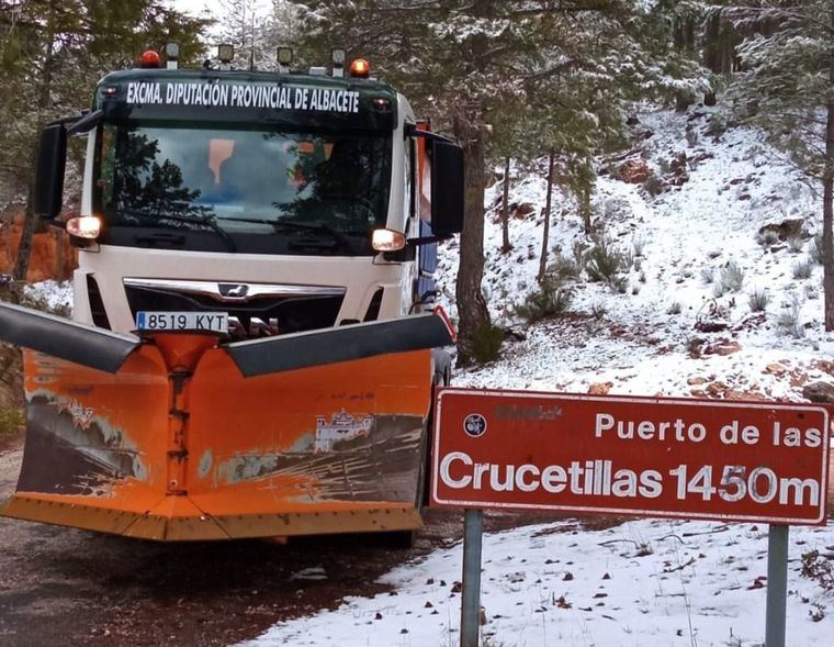 Las máquinas quitanieves de la Diputación de Albacete, activas en pleno mes de marzo para labores de limpieza vial y prevención
