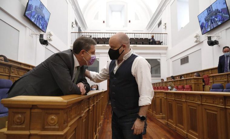 Foto: El presidente de Castilla-La Mancha, Emiliano García-Page, habla con el diputado de Ciudadanos, Alejandro Ruiz en las Cortes. 