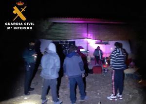 Sucesos.- Disuelven una fiesta de 10 personas con alcohol y drogas en una casa de campo en Almansa (Albacete)