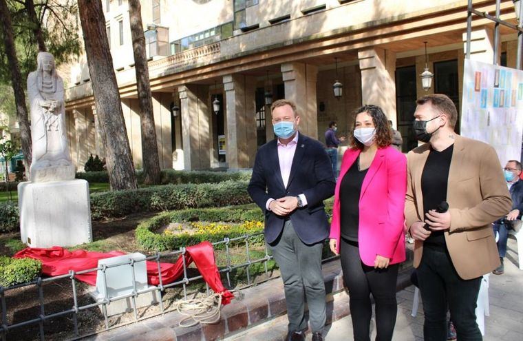 La restaurada réplica de la Gran Dama Oferente luce ya en los jardines del Ayuntamiento de Albacete