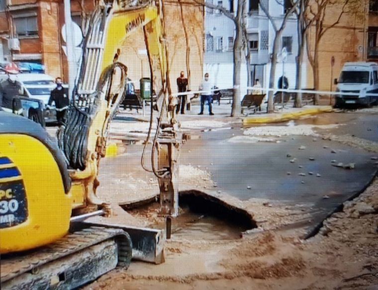 Sucesos.- La rotura de una tubería ocasiona un socavón a las puertas de las Urgencias del Hospital de Albacete