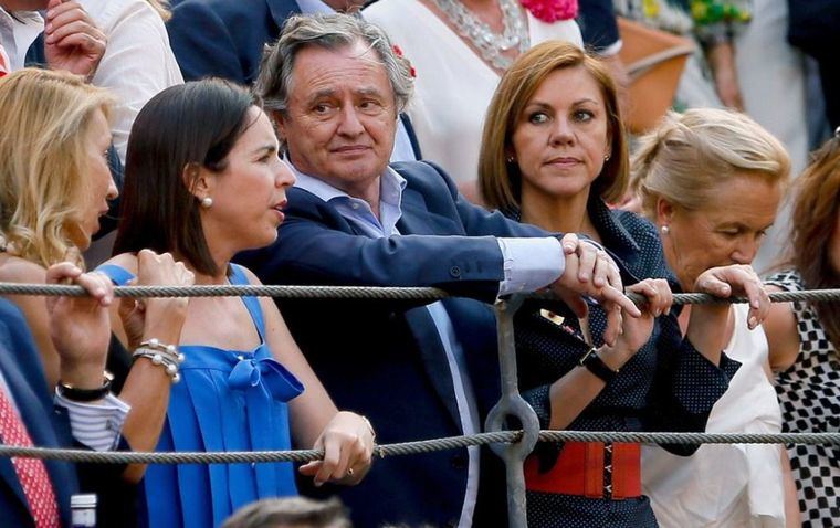 Foto: María Dolores de Cospedal y su esposo, Ignacio López del Hierro, en los toros. (Archivo).