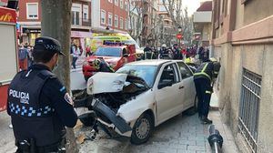 Aparatoso accidente en el centro de Albacete, donde el conductor resulta herido y es trasladado al hospital