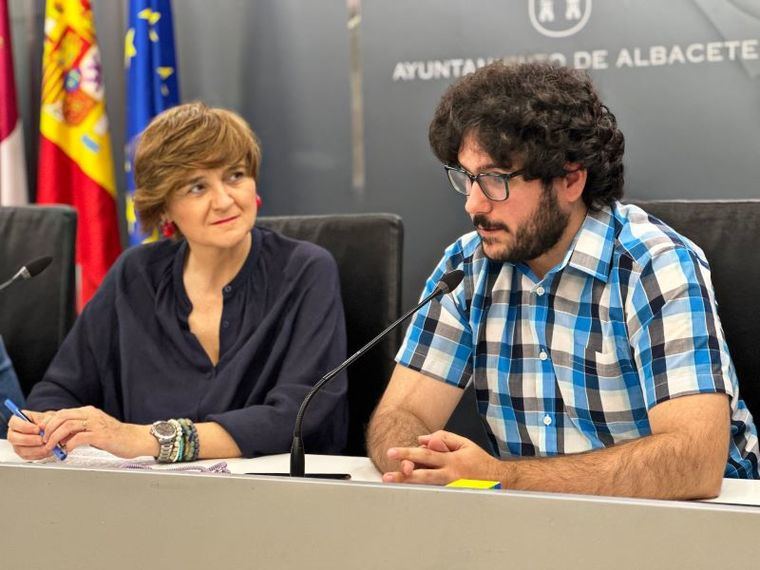 Elena Serrallé invita a los albaceteños a unirse a la competición nacional de Rubik que se celebrará en el centro sociocultural Ágora el próximo 15 de junio