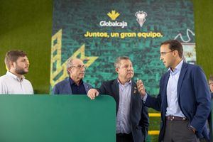 El presidente de Castilla-La Mancha reconoce el compromiso de Globalcaja con Albacete en su visita al stand en la Feria
