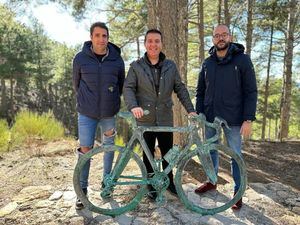 La Diputación de Albacete crea un área de descanso en el Puerto de Las Crucetillas y rinde homenaje a quienes recorren en bici la provincia