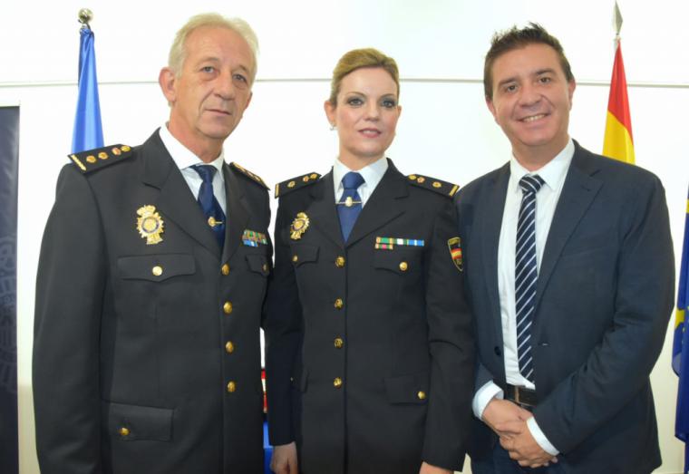 Santi Cabañero asiste a la toma de posesión de la Inspectora de la Policía Nacional, Genoveva Armero, como Jefa de la Comisaría Local de Hellín