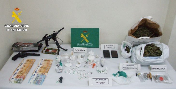 Intervienen 717 gramos de cocaína, 1.500 de marihuana y 65 dosis de éxtasis a dos varones en Almansa