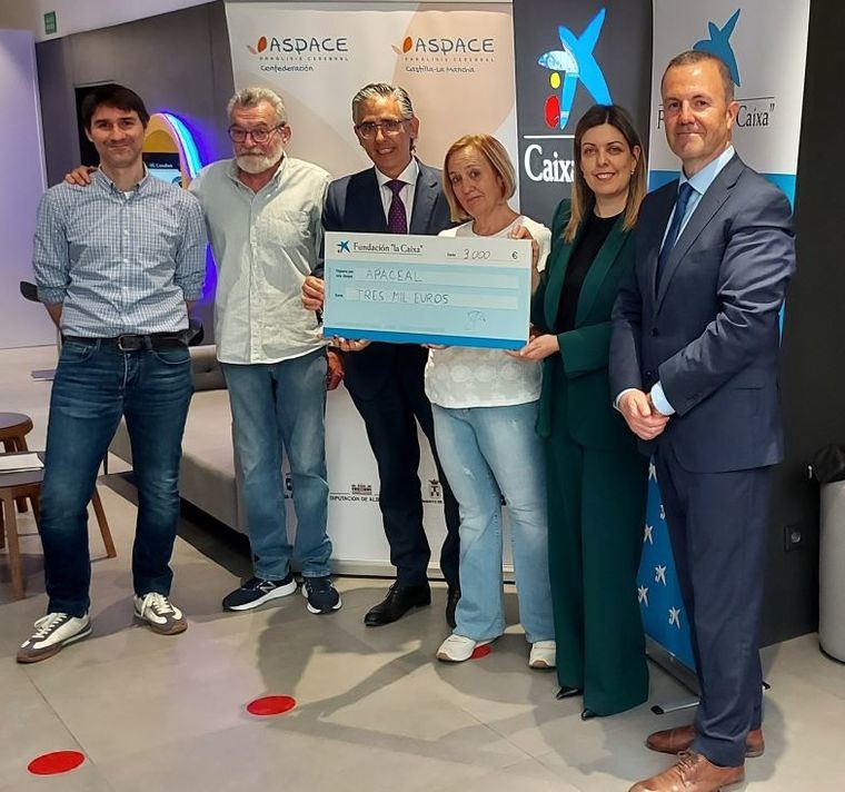 Apaceal, en Albacete, recibe 3.000 euros de Fundación la Caixa para promover atención a personas con parálisis cerebral