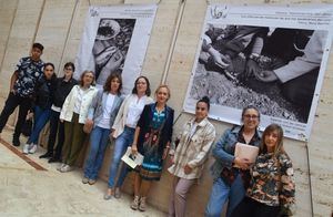 La fachada de la Diputación de Albacete luce la exposición fotográfica 'Manos, herramientas del alma'