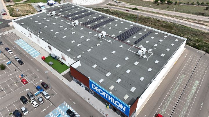 Decathlon cierra sendos acuerdos de autoconsumo en sus centros en España, entre ellos el de Albacete, con EiDF y EDP