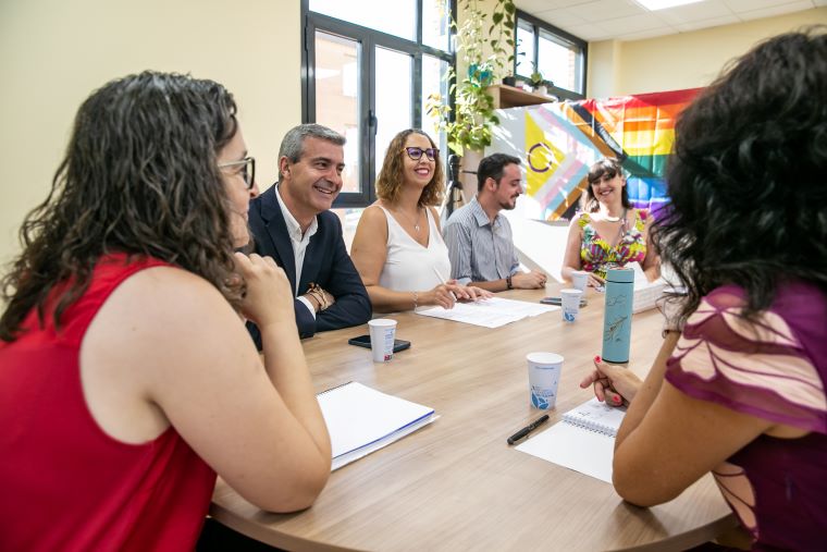 Castila-La Mancha amplía su servicio de atención telefónica a personas LGTBI con la línea estatal 028, confidencial y gratuita