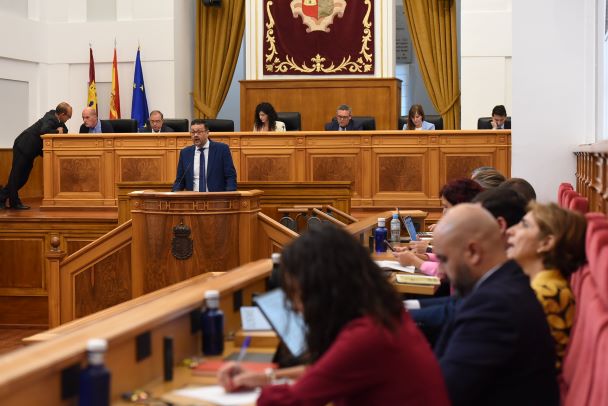 Pastor defiende la 'normalidad' del inicio del curso tras la DANA y el PP afea la incorporación tardía de profesores