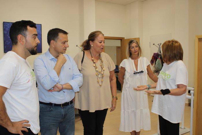 Serrano agradece a Sampo la labor de apoyo a pacientes oncológicos de Albacete que realiza en el centro 'Ágora'