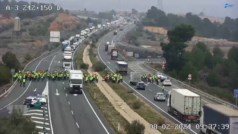 Las protestas de agricultores de Castilla-La Mancha cortan la A-43 en Villarrobledo y la A-3 en Minglanilla