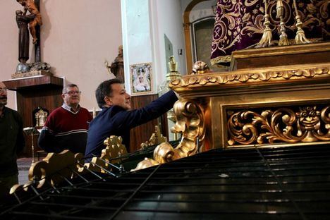 Serrano pone en valor la imaginería de la Semana Santa de Albacete durante su visita a los Franciscanos