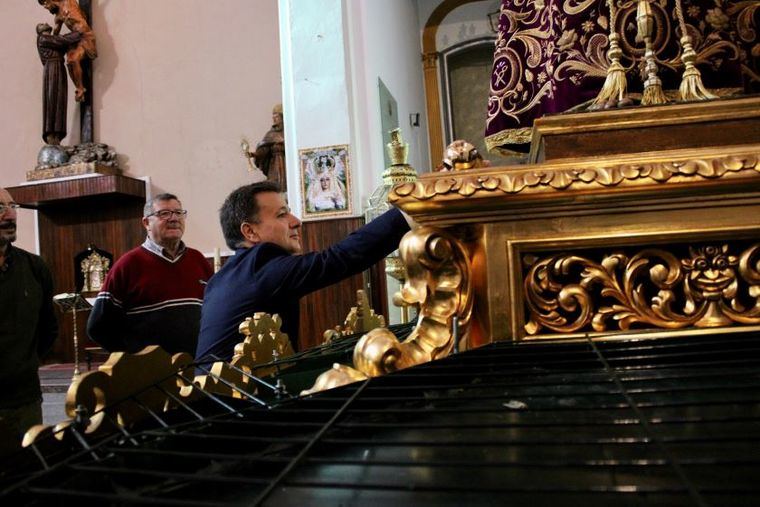 Serrano pone en valor la imaginería de la Semana Santa de Albacete durante su visita a los Franciscanos