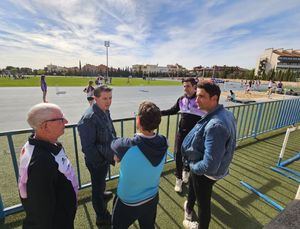 Cabañero aplaude "la fuerza referente" del atletismo provincial durante su visita a las pistas del campus de Albacete