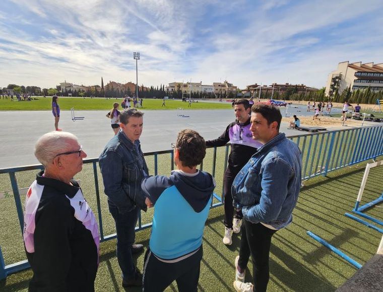 Cabañero aplaude 'la fuerza referente' del atletismo provincial durante su visita a las pistas del campus de Albacete