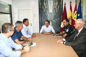 El alcalde traslada a la Asociación de Veteranos de la Policía Local de Albacete, la primera en la historia de la ciudad, la colaboración municipal y agradece su vocación de servicio público