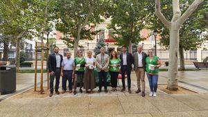 Cabañero reafirma en la cuestación ferial de la AECC el compromiso de la Diputación con la entidad para avanzar en la investigación contra el cáncer