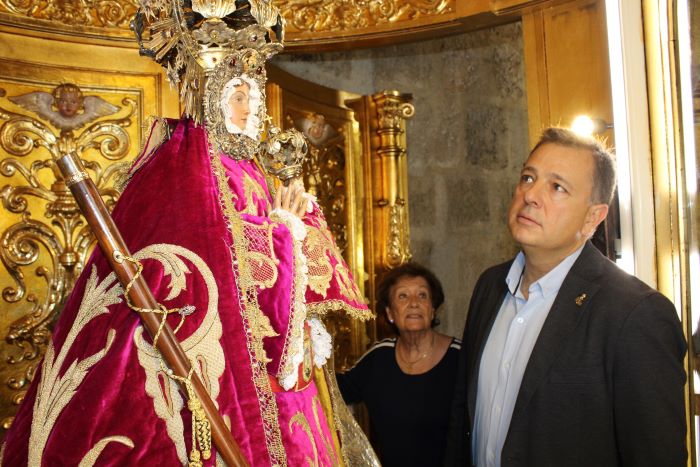Manuel Serrano pide a la Virgen de Los Llanos que nos proteja con su manto durante la Feria durante el acto de colocación del bastón de Alcaldesa Perpetua de la ciudad a la Patrona