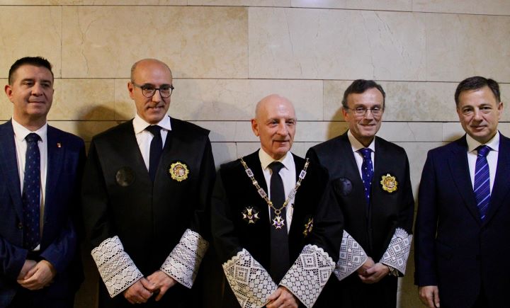 Serrano felicita al presidente de la Audiencia Provincial de Albacete, César Monsalve, y al magistrado José Ramón Solís por la Cruz de San Raimundo de Peñafort recibida hoy