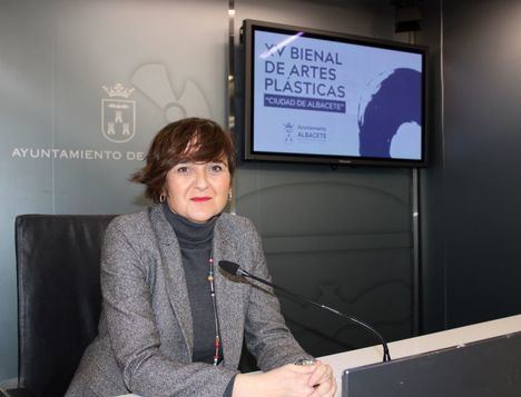 Elena Serrallé pone en valor el compromiso del Ayuntamiento con la cultura y anima a participar en la XV Bienal de Artes Plásticas con la que se enriquecen los fondos municipales