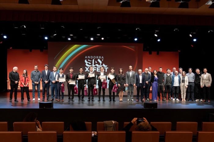 El saxofonista de la Banda Sinfónica Municipal de Albacete, Tomás Jerez, participa un año más en el festival ‘Andorra Sax Fest’ y entrega el premio a la leyenda viva del saxofón clásico, Jean-Marie Londeix