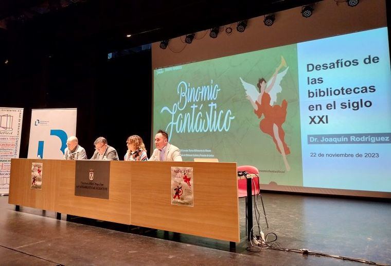 Pascual Molina apuesta por estrechar la actual colaboración entre las bibliotecas municipales y las escolares para seguir fomentando el hábito lector en la ciudad de Albacete