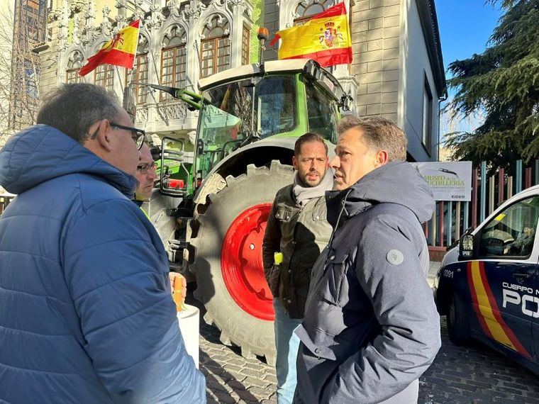 El Ayuntamiento, con el alcalde Manuel Serrano a la cabeza, muestra su inequívoco apoyo al sector agrario por su importancia económica y social