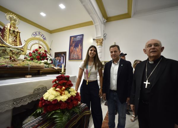 Manuel Serrano agradece a la jugadora Alba Redondo la ofrenda de flores realizada a la Virgen de Los Llanos tras ganar el mundial de fútbol femenino con la selección española