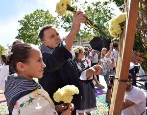 Manuel Serrano destaca la elevada participación de la XXXV edición de la ofrenda de flores a la Virgen de Los Llanos en la que este año participan cerca de 25.000 personas
