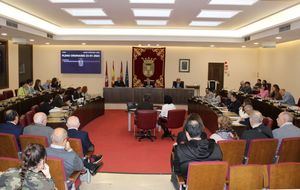 Manuel Serrano felicita en nombre del Ayuntamiento a Pedro Piqueras tras aprobar por unanimidad el Pleno su nombramiento como Hijo Predilecto de la ciudad de Albacete