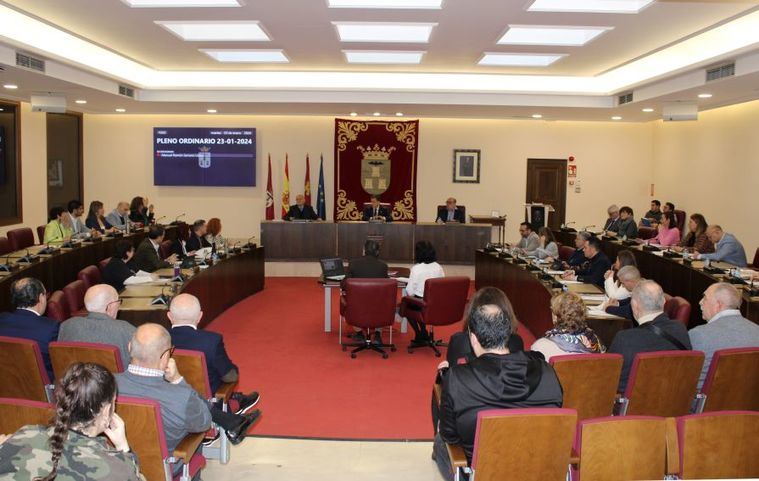 Manuel Serrano felicita en nombre del Ayuntamiento a Pedro Piqueras tras aprobar por unanimidad el Pleno su nombramiento como Hijo Predilecto de la ciudad de Albacete