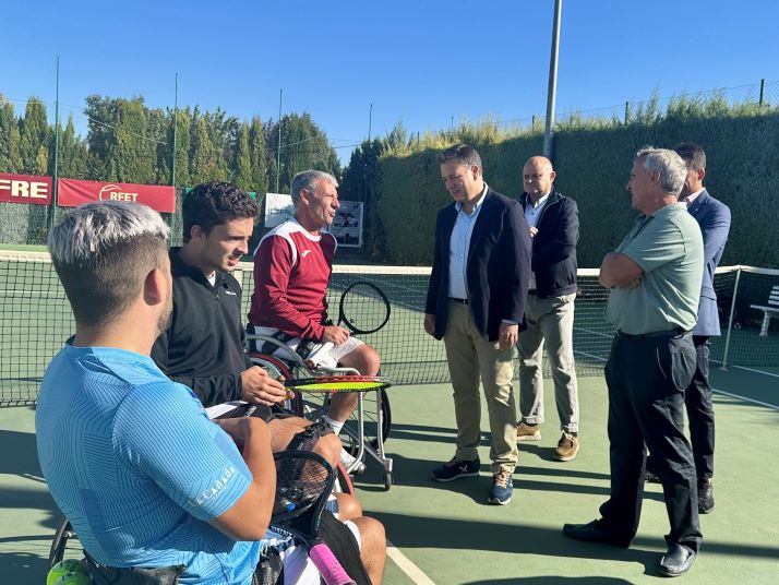 Manuel Serrano da la bienvenida a la ciudad a los participantes en el XV Trofeo ‘Ciudad de Albacete’ de Tenis en Silla de Ruedas y afirma que “son un ejemplo de superación a seguir”