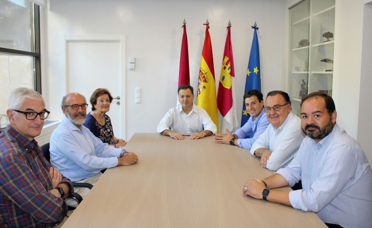 Manuel Serrano ofrece a la Real Asociación de la Virgen de Los Llanos la colaboración del Ayuntamiento para ensalzar la imagen de la Patrona de la ciudad durante la Feria de Albacete