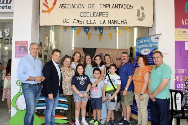 Manuel Serrano traslada el “cariño, respeto y apoyo” del Ayuntamiento a las asociaciones socio-sanitarias que muestran su gran labor en el escaparate inmejorable que es la Feria
